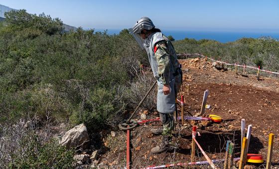 (أرشيف) إحدى جنديات حفظ السلام من قوة الأمم المتحدة المؤقتة في لبنان (اليونيفيل) تنفذ أعمالا لإزالة الألغام في جنوب البلاد.